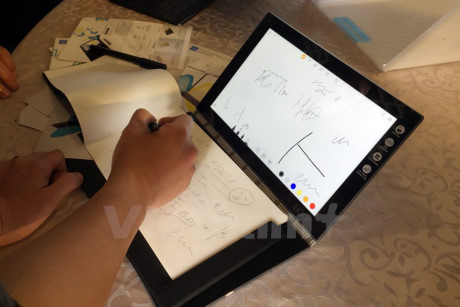 Ngoài PHAB2 Pro, Lenovo cũng ra mắt máy tính bảng Yoga Book siêu mỏng (9,6mm khi gập máy). Máy sử dụng bàn phím ảo cảm ứng toàn phần. Bàn phím đa năng và phụ kiện bút của Yoga Book cho cảm giác vẽ tự nhiên trên bề mặt giấy và màn hình. Mọi thứ do sáng tạo như nét vẽ, bản ghi chú đều được số hóa liên tục và lưu lại trong ứng dụng ghi chú.