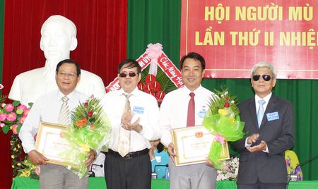 Trung ương Hội Người mù Việt Nam tặng kỷ niệm chương “Vì hạnh phúc người mù” cho các cá nhân tiêu biểu của tỉnh.