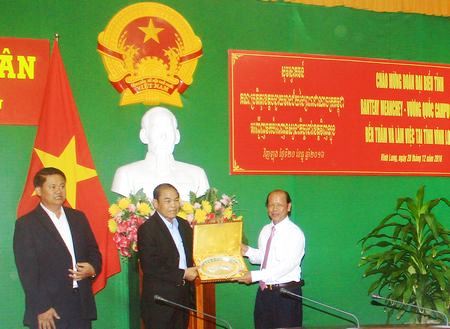 Ông Trương Văn Sáu- Phó Bí thư Tỉnh ủy, Chủ tịch HĐND tỉnh nhận quà lưu niệm của tỉnh Banteay Meanchey.