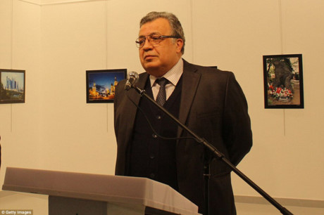 Ông Karlov lúc sắp sửa phát biểu tại nhà trưng bày ở thủ đô Thổ Nhĩ Kỳ. Ảnh: Getty.