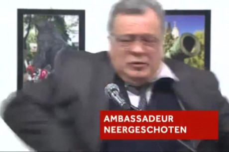 Giây phút Đại sứ Nga Karlov bị bắn vào lưng ở cự ly gần. Ảnh: trích xuất từ video.