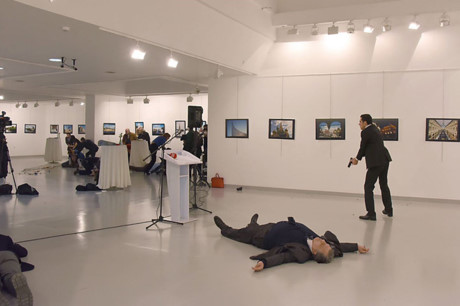 Đại sứ Nga (thứ 2 từ phải sang) nằm trên sàn sau khi trúng đạn của hung thủ . Ảnh: AFP.