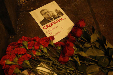 Di ảnh Đại sứ Karlov bên những bó hoa tưởng nhớ ông bên ngoài trụ sở Bộ Ngoại giao Nga. Ảnh: EPA.