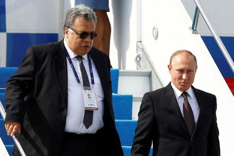 Đại sứ Nga Andrey Karlov hộ tống Tổng thống Vladimir Putin khi rời chuyên cơ Tổng thống tại sân bay Ataturk ở Istanbul, Thổ Nhĩ Kỳ vào ngày 10/10. Ảnh: Reuters.