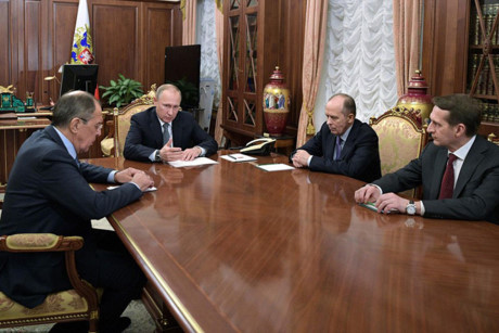 Tổng thống Putin trao đổi với các quan chức Nga, gồm Ngoại trưởng, Giám đốc Cơ quan Tình báo Đối ngoại, và Giám đốc Cơ quan An ninh Liên bang ngay trong đêm 19/12. Ảnh: AFP./.