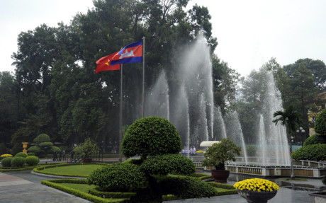 Nhận lời mời của Thủ tướng Nguyễn Xuân Phúc, Thủ tướng Campuchia Hun Sen thăm chính thức Việt Nam từ 20-21/12.