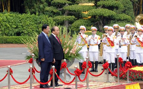Sáng 20/12, tại Phủ Chủ tịch, Thủ tướng Nguyễn Xuân Phúc đã chủ trì lễ đón chính thức Thủ tướng Hun Sen.