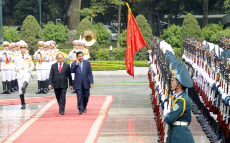 Thủ tướng Nguyễn Xuân Phúc và Thủ tướng Hun Sen duyệt đội danh dự Quân đội nhân dân Việt Nam.