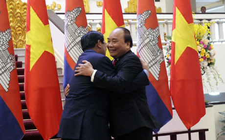 Thủ tướng Nguyễn Xuân Phúc nhiệt liệt chào mừng Thủ tướng Campuchia Hun Sen thăm chính thức Việt Nam.