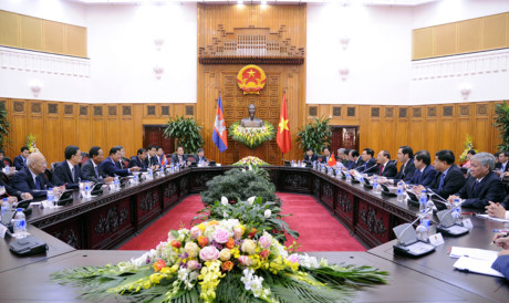 Sau lễ đón chính thức, Thủ tướng Nguyễn Xuân Phúc và Thủ tướng Hun Sen đã tiến hành hội đàm.