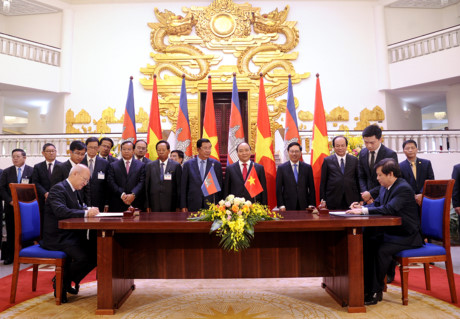 Sau hội đàm, Thủ tướng Nguyễn Xuân Phúc và Thủ tướng Hun Sen đã chứng kiến lễ ký kết 3 văn kiện hợp tác giữa hai nước.