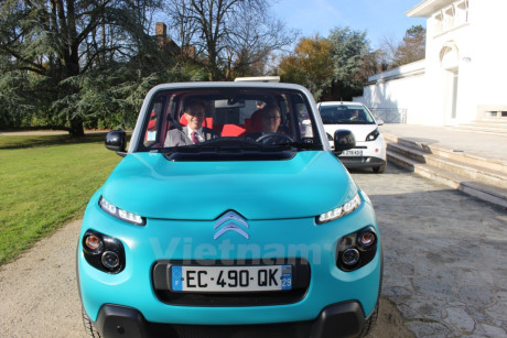 Tại Pháp, ôtô điện được coi là phương tiện giao thông sạch, thân thiện với môi trường, không gây tiếng ồn. Đặc biệt là những loại xe điện chạy bằng ắc quy LMP-siêu công nghệ lưu tích điện từ nguồn năng lượng mặt trời. (Ảnh: Hùng Võ/Vietnam+)