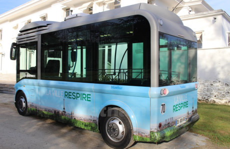 Xe buýt chạy bằng ắc quy lưu tích điện từ năng lượng mặt trời cũng được sử dụng phổ biến ở Pháp. Giải pháp đặt ra là phải khai thác/tận dụng được nguồn năng lượng tái tạo, đặc biệt là năng lượng mặt trời, thay vì lạm dụng các nguồn năng lượng hóa thạch. (Ảnh: Hùng Võ/Vietnam+)
