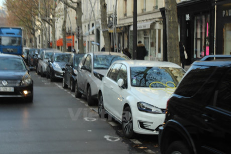 Ôtô Autolib, loại ô tô điện cho thuê được đưa vào sử dụng từ năm 2011 tại thành phố Paris, nhưng đến nay phương tiện xanh này vẫn được sử dụng ổn định. Tất nhiên, việc sử dụng ô tô điện bằng bộ lưu trữ điện ắc quy cũng có những hạn chế là chi phí cao hơn và bị giới hạn khoảng cảnh đi lại (khoảng 250km). (Ảnh: Hùng Võ/Vietnam+)
