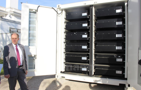 Hiện nay, Tập đoàn Blue Solutions ở Pháp đã tạo ra được bộ lưu trữ điện từ năng lượng mặt trời bằng ắc quy siêu dung lượng và những giải pháp lưu điện dựa trên công nghệ quản lý thông minh. (Ảnh: Hùng Võ/Vietnam+)