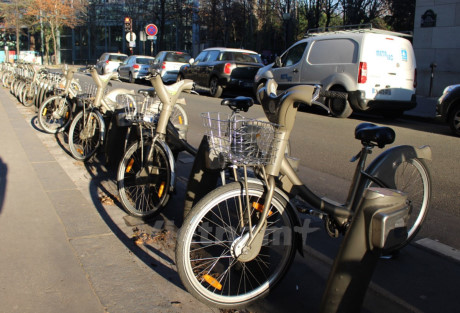Ngoài ôtô điện, xe buýt điện, xe đạp điện cũng được xem là phương tiện xanh, thu hút người tiêu dùng. (Ảnh: Hùng Võ/Vietnam+)
