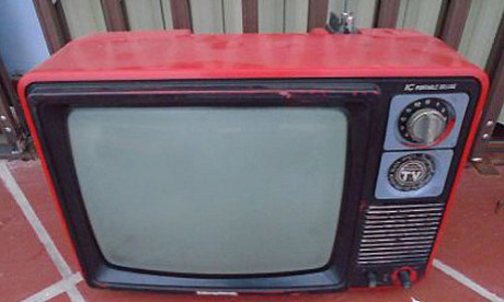 Cách đây khoảng 30 - 40 năm, chiếc ti vi đen trắng được xếp vào hàng thiết bị công nghệ cực kỳ xa xỉ của người Việt. Chỉ những gia đình có điều kiện mới dám sắm ti vi về sử dụng. Nhà nào sở hữu ti vi đều trở thành trung tâm văn hóa của cả xóm. Ảnh: Zing.