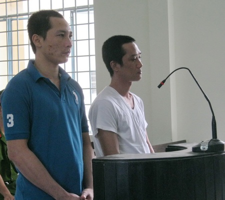 Bị cáo Hoàng Hưng (trái) và Thế Hưng tại phiên tòa sơ thẩm sáng 9/12/2016.