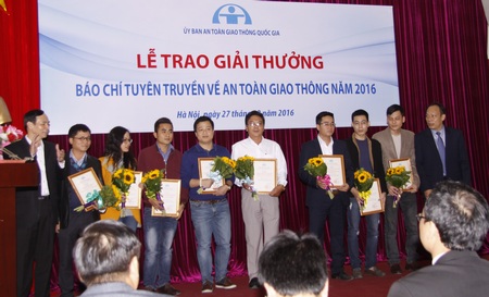Ông Nguyễn Trọng Thái- Chánh văn phòng Ủy ban ATGT Quốc gia trao  giải ba cho các tác giả đạt giải.