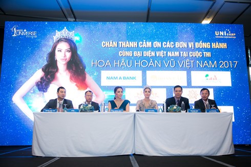 Đại diện BTC cuộc thi Hoa hậu Hoàn vũ Việt Nam 2017 tại buổi họp báo.