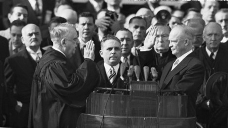 Ông Dwight D. Eisenhower tuyên thệ nhậm chức Tổng thống thứ 34 của Mỹ năm 1953. (Ảnh: History.com)