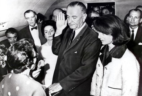 Tổng thống Lyndon B. Johnson tuyên thệ nhậm chức ngày 22/11/1963 sau khi Tổng thống John F. Kennedy bị ám sát. (Ảnh: Getty)
