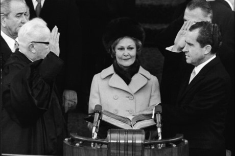Richard Nixon tuyên thệ nhậm chức, chính thức trở thành Tổng thống thứ 37 của nước Mỹ vào ngày 20/1/1969. (Ảnh: CNN)