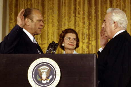 Tổng thống Gerald Ford tuyên thệ nhậm chức ngày 9/8/1974 sau khi Tổng thống Richard Nixon từ chức vì vụ bê bối Watergate. (Ảnh: Getty)