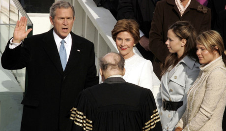 Tổng thống George W. Bush (Bush con) cùng phu nhân và các con gái trong buổi lễ tuyên thệ nhậm chức nhiệm kỳ 2 ngày 20/1/2005. (Ảnh: Getty)