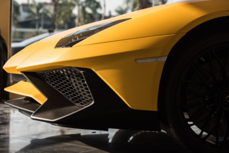 Phần đầu xe mang thiết kế đặc trưng của các dòng xe do Lamborghini sản xuất. Nổi bật phía trước là những hốc hút gió cỡ lớn. So với bản coupe, Lamborghini Aventador SV Roadster có trọng lượng nặng hơn 50 kg, ở mức 1.575 kg. Đèn pha sử dụng công nghệ LED với thiết kế đơn giản nhưng tinh tế.