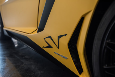 Logo LP750-4 SV được gắn gần khe hút gió 2 bên sườn nhằm khẳng định sự khác biệt so với những mẫu Aventador Roadster khác. Xe sử dụng lazăng đa chấu màu đen bóng với kích thước 21 inch.