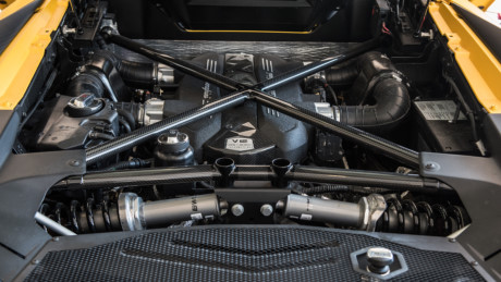 Lamborghini Aventador SV Roadster sử dụng động cơ đặt sau với hệ dẫn động 4 bánh toàn thời gian. Aventador SV Roadster sử dụng động cơ V12, dung tích 6,5 lít cho công suất tối đa 750 mã lực, mô-men xoắn cực đại 690 Nm. Đi cùng là hộp số tự động 7 cấp ISR sang số độc lập. Xe có khả năng tăng tốc tốc từ 0 – 100 km/h trong vòng 2,9 giây, tốc độ tối đa đạt 350 km/h.