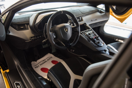 Về nội thất, Lamborghini Aventador SV Roadster được thiết kế không quá cầu kỳ với nhiều chi tiết làm từ sợi carbon siêu nhẹ. Da bọc cao cấp trên ghế ngồi, vô-lăng và táp-lô. Khu vực trung tâm được bố trí một màn hình đặt chính giữa, cùng các nút điều khiển xung quanh mang phong cách của một chiếc máy bay chiến đấu 