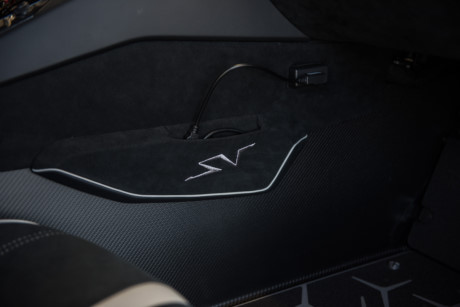Logo SV cũng xuất hiện ở nhiều vị trí khác nhau phía trong xe. Tại Mỹ, giá bán lẻ của mẫu xe Lamborghini Aventador SV Roadster là 530.075 USD. 