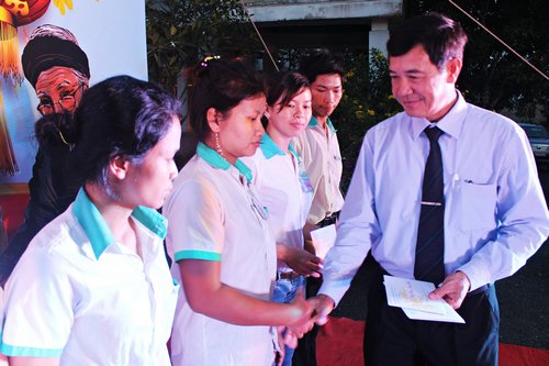Ông Huỳnh Bá Long- Chủ tịch LĐLĐ tỉnh trao quà cho công nhân Công ty TNHH Tỷ Xuân. 