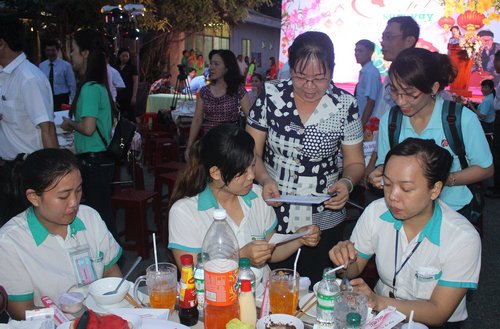Bà Lê Thị Hồng Đào- Phó Chủ tịch Thường trực LDLĐ tỉnh trao quà cho công nhân tại tiệc sum vầy. 