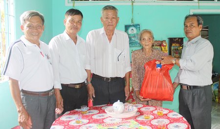 Ông Huỳnh Tấn Phước (bìa phải) trao quà cho bà Nguyễn Thị Nương- ấp Hòa Thạnh, Thạnh Quới, Long Hồ. 