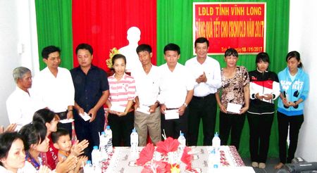 Ông Huỳnh Bá Long- Chủ tịch Liên đoàn Lao động tỉnh thăm, tặng quà CNVC- LĐ khó khăn tại huyện Trà Ôn.