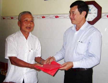 Ông Huỳnh Bá Long- Chủ tịch Liên đoàn Lao động tỉnh thăm, tặng quà cán bộ Công đoàn hưu trí tại huyện Tam Bình