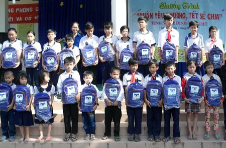 Phó Bí thư Tỉnh Đoàn- Phan Hồng Hạnh trao quà tết cho học sinh nghèo xã Hòa Hiệp.