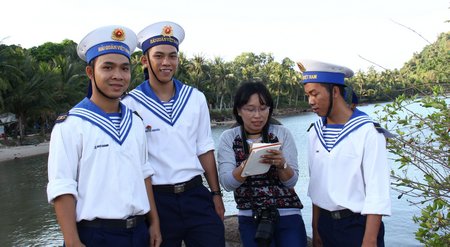 Phóng viên trò chuyện với các chiến sĩ Hải quân làm nhiệm vụ trên quần đảo 