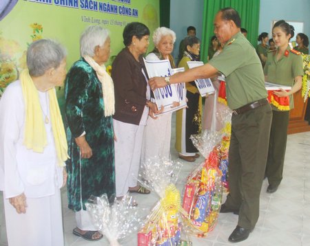 Thiếu tướng Lê Văn Út- Giám đốc Công an tỉnh Vĩnh Long, trao quà cho các Mẹ Việt Nam anh hùng. Ảnh: NGỌC TRẢNG
