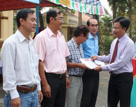  Ông Lê Thanh Tuấn- Giám đốc Sở Văn hóa- Thể thao và Du lịch trao giấy khen cho các ấn phẩm đạt giải.