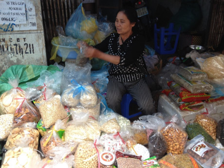 Cô Bùi Thị Quang, Bích Hòa, Thanh Oai, bán những món bánh làm thủ công trên 20 năm tại khu chợ tại quân Long Biên, vui vẻ giới thiệu hương vị từng loại bánh. (Ảnh: Linh Chi/Vietnam+)