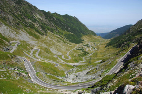 Đây là bức hình về con đường Transfăgărășan ở Romania, được biết đến với độ cao 2.034 mét, nơi ở đó người ta có thể ngắm nhìn khung cảnh hùng vĩ và cũng là con đường nguy hiểm nhất đất nước này
