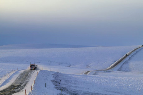Đường cao tốc Dalton ở Alaska: Đây là con đường cao tốc phủ đầy tuyết trắng với độ dài 666km nối liền 3 làng nhỏ ở Alaska.