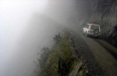 Đường Yungas ở Bolivia: Mỗi năm có đến 200 – 300 người thiệt mạng ở con đường một bên là núi dốc, một bên là vực sâu 600m này