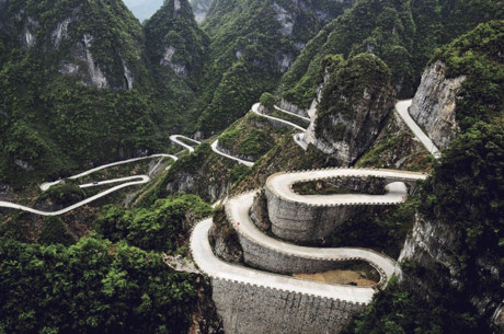 Khi đi qua đường núi Tianmen, Trung Quốc du khách cần phải có một “tinh thần thép” để vượt qua 10km với 99 lượt dốc