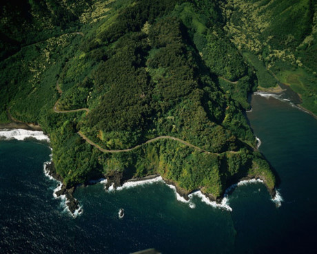 Hana, Hawaii là con đường chật hẹp, quanh co dài 112km kết nối 59 cây cầu, trong đó 46 cây cầu chỉ có một làn đường