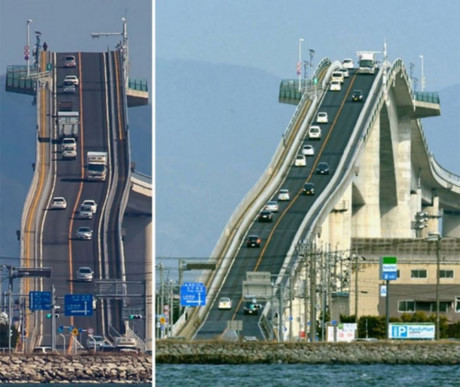 Cầu Eshima Osashi ở Nhật Bản: thoạt nhìn bạn sẽ không nghĩ rằng xe cộ có thể leo lên cây cầu này. Độ cao đã được tính toán để cho phép phương tiện lưu thông đồng thời cho phép những tàu lớn hoạt động bên dưới cầu.